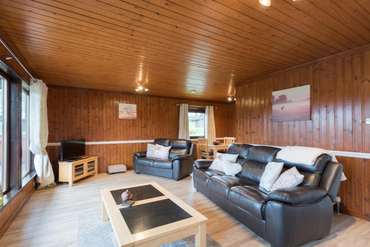 Bluebell Lodge 9 With Hot Tub 牛顿斯图尔特 外观 照片