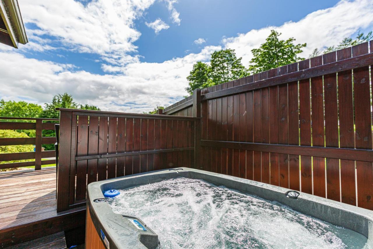 Bluebell Lodge 9 With Hot Tub 牛顿斯图尔特 外观 照片